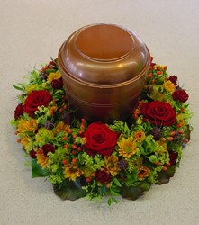Zeige Details für Urnenkranz mit roten Rosen - TF-163 Bild von Urnenkranz mit roten Rosen - TF-163