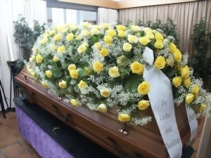 Bild von Sarggesteck mit gelben Rosen - TF-152
