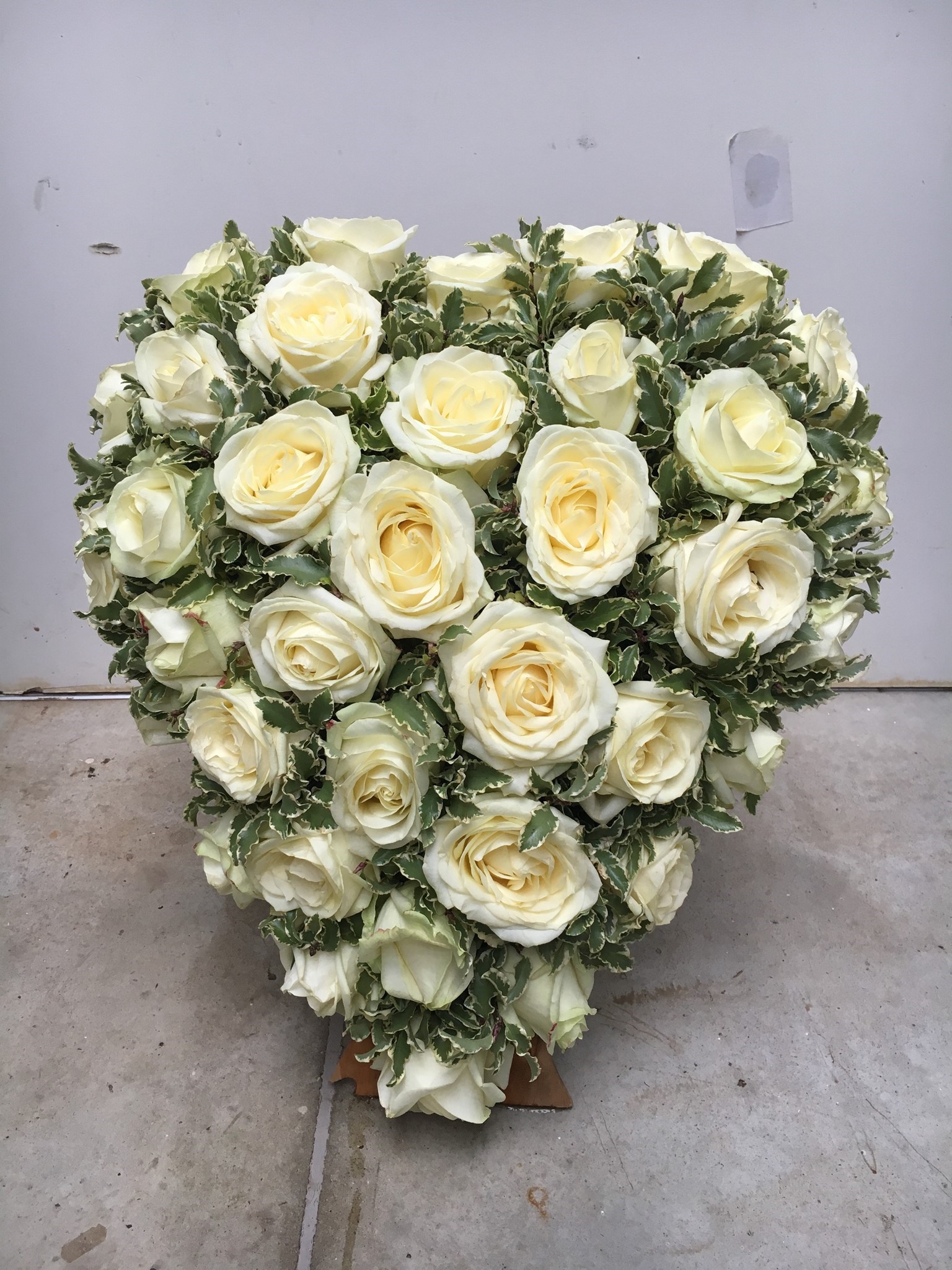 Bild von Herz mit weißen Rosen - TF-140