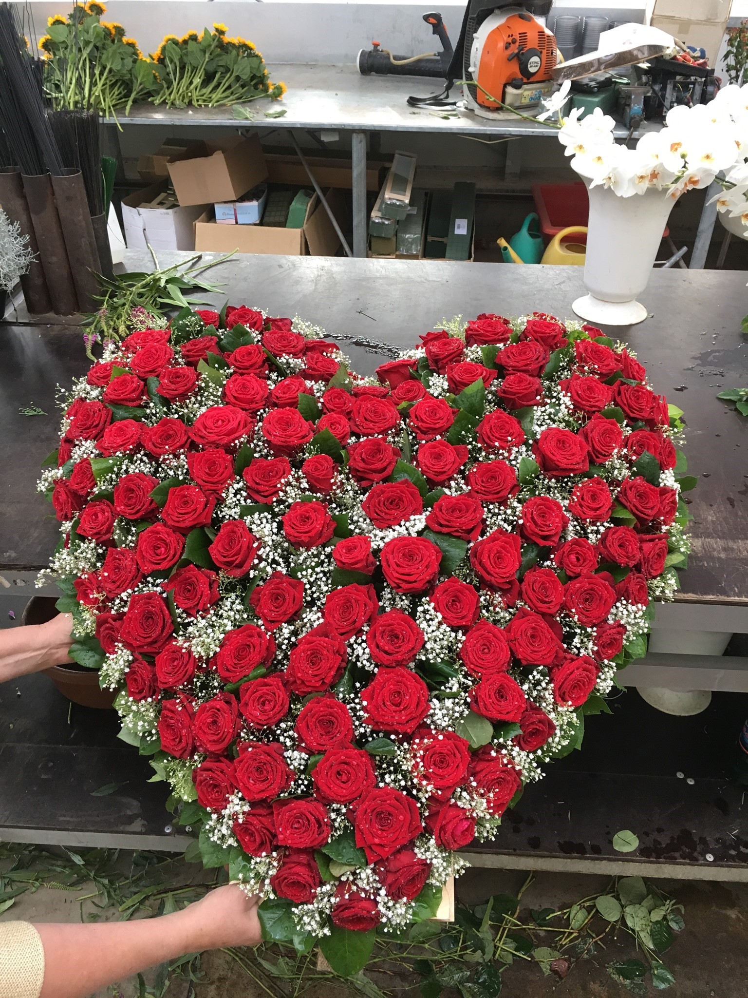 Herz Mit Roten Rosen Tf 138 Hochzeitsfloristik Trauerfloristik Uvm Ihr Gebhardt Gartencenter Bei Wien