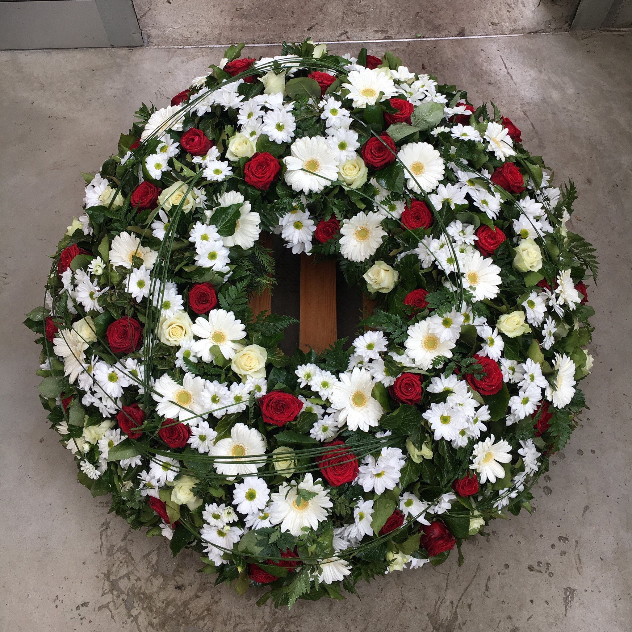 Bild von Biedermeierkranz mit roten Rosen - TF-79