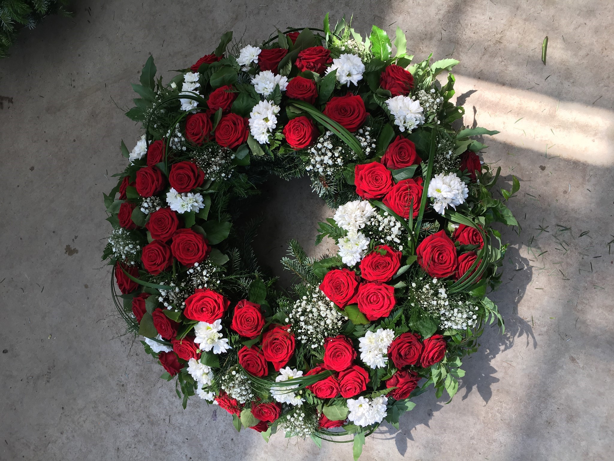 Bild von Biedermeierkranz mit roten Rosen - TF-47