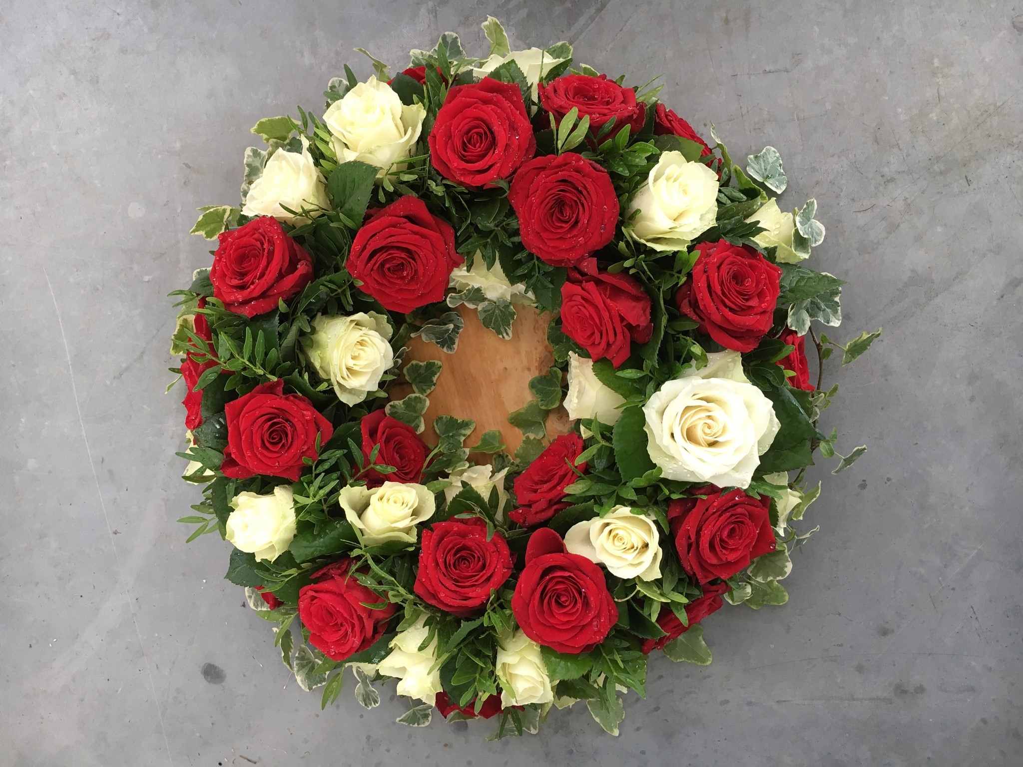 Bild von Urnenkranz mit Rosen - TF-165