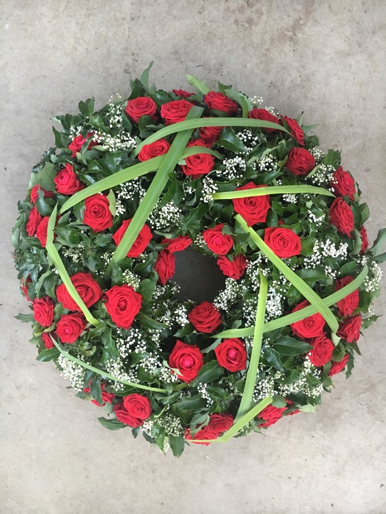 Bild von Biedermeierkranz mit roten Rosen - TF-81