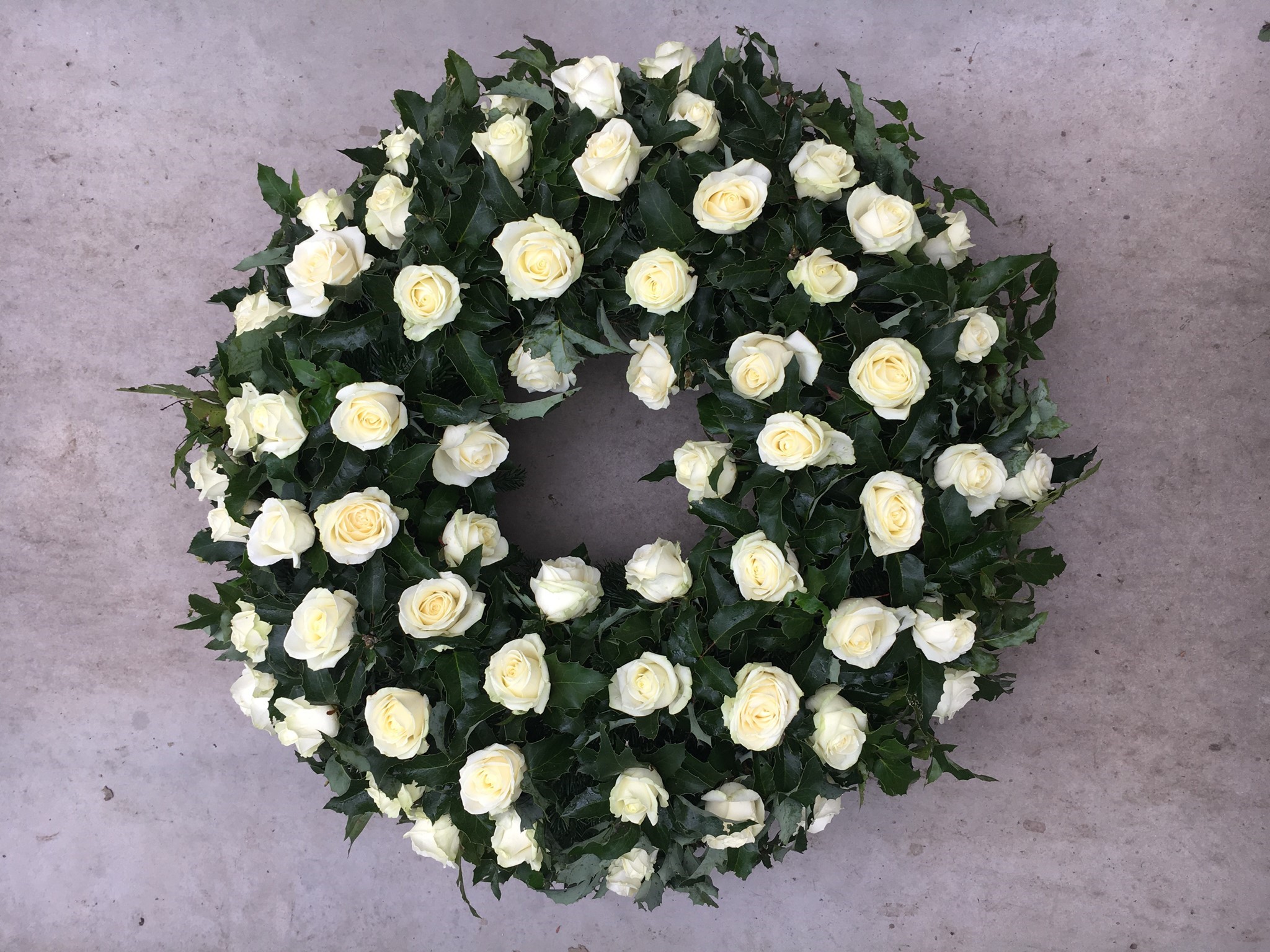 Bild von Biedermeierkranz mit weißen Rosen - TF-83