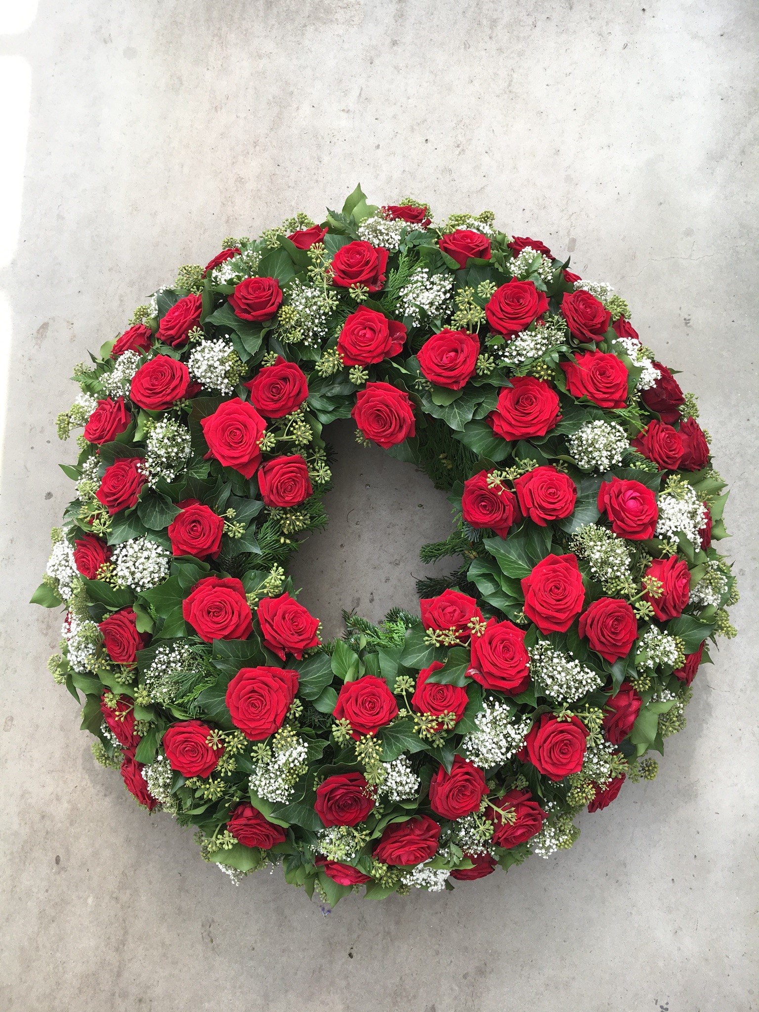 Bild von Biedermeierkranz mit roten Rosen - TF-29