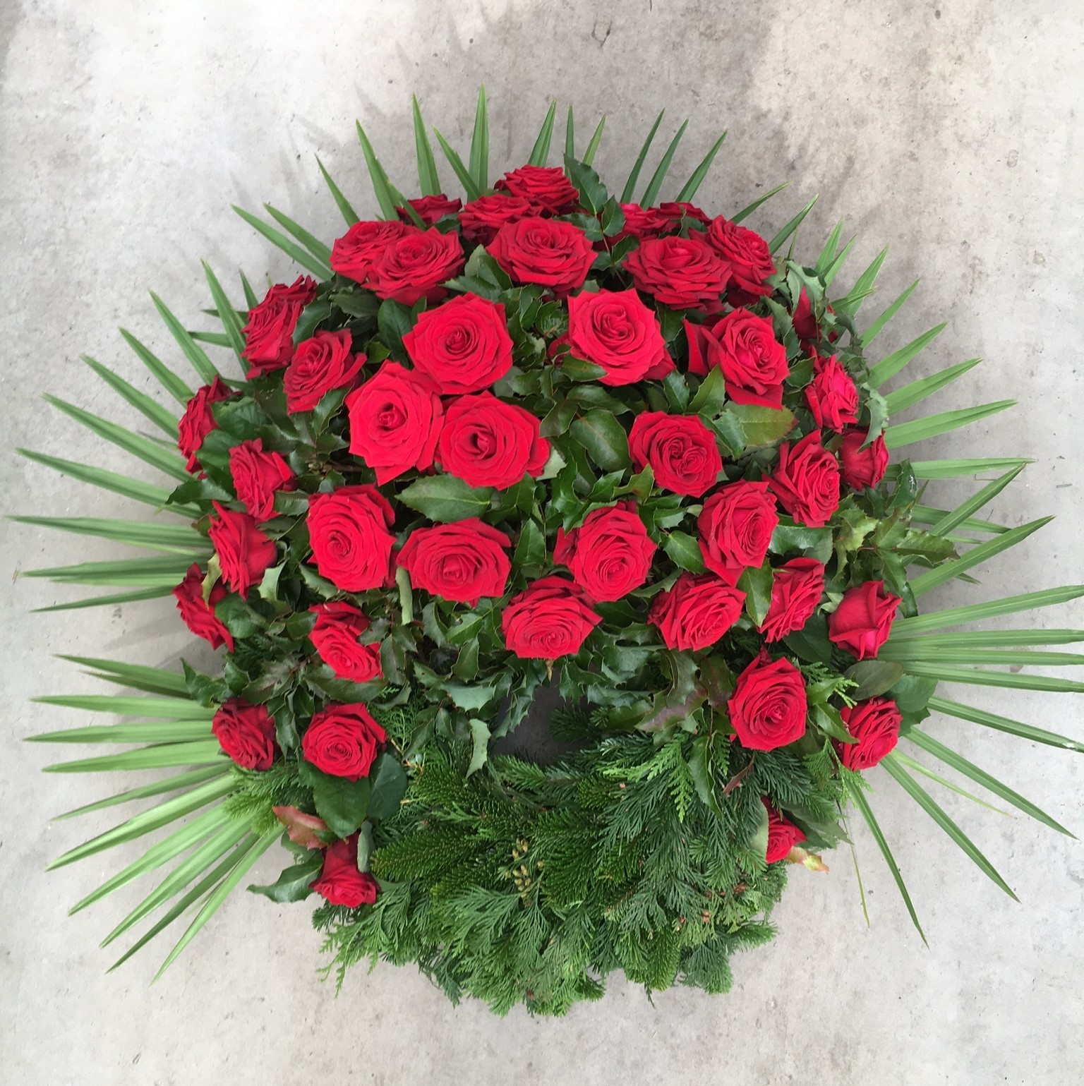 Bild von Kopfkranz mit roten Rosen - TF-63