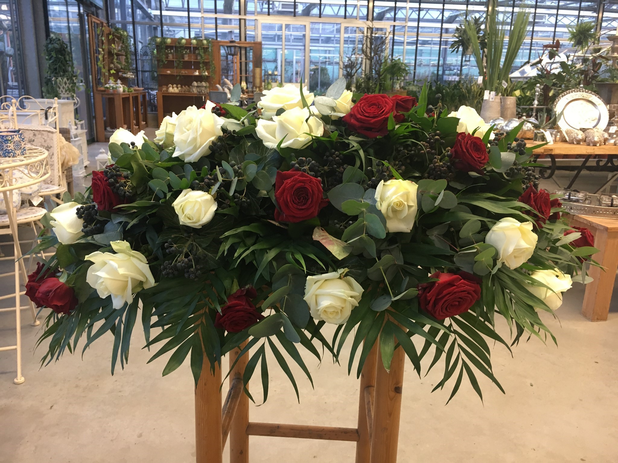 Bild von Sarggesteck mit Rosen - TF-170